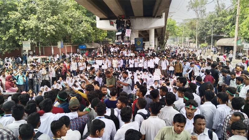 ছয় দফা দাবিতে তেজগাঁওয়ে পলিটেকনিক শিক্ষার্থীদের অবরোধ